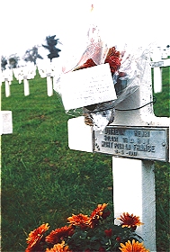 Un bouquet et un mot au cimetière de Craonne pour AUTREUX Henri du 18eme RI (Mai 1917, tu as donné ta vie pour nous, que cela ne soit pas pour rien. Merci pour l'amour que tu as donné à Maman. J'espère que tu reposes auprès d'elle dans la joie du Seigneur.)