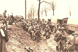 Débarquement de renforts sur la Voie Sacrée (Photo. Verdun Guide historique illustré)